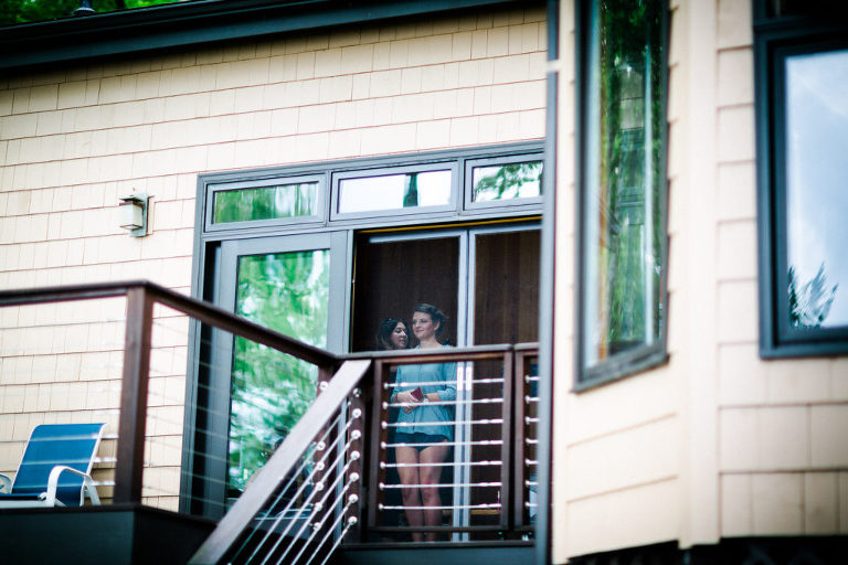 bride getting ready at norwich lake